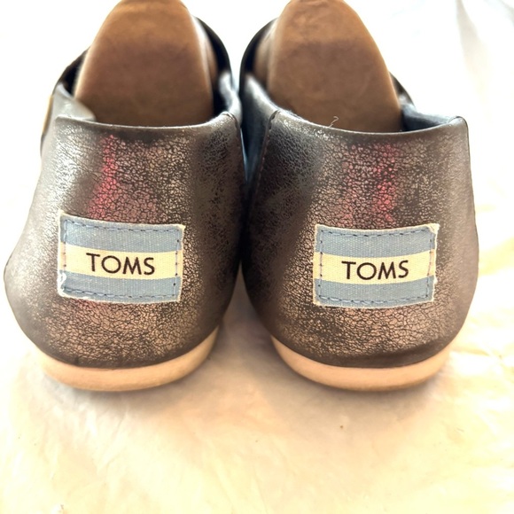 TOMS Alparagatas metallic silver hole flexs Slip-On flats
SZ 8 NWOT